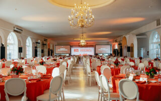 eventocorporativo-hacienda-azahares-homeserver-aniversario (3) Salón preparado para evento corporativo con mesas y equipamiento en Hacienda Azahares.