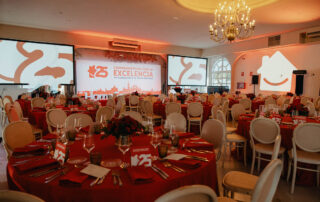 eventocorporativo-hacienda-azahares-homeserver-aniversario (4) Salón preparado para evento corporativo con mesas y equipamiento en Hacienda Azahares.