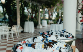 eventocorporativo-hacienda-azahares-homeserver-aniversario (5) Montaje de cóctel al aire libre con mesas altas en jardín de hacienda