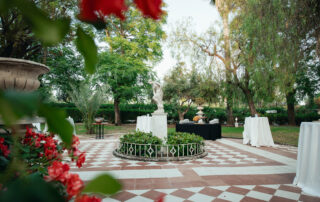 eventocorporativo-hacienda-azahares-homeserver-aniversario (7) Montaje de cóctel al aire libre con mesas altas en jardín de hacienda