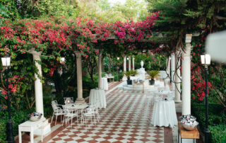 eventocorporativo-hacienda-azahares-homeserver-aniversario (8) Montaje de cóctel al aire libre con mesas altas en jardín de hacienda