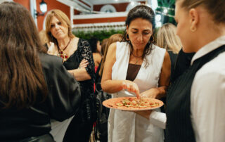 Presentación de aperitivos y catering para evento en hacienda de celebraciones en Sevilla