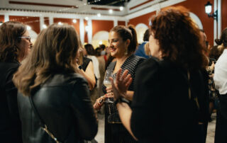 Networking durante evento corporativo en jardines de la hacienda