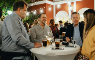 Networking durante evento corporativo en jardines de la hacienda