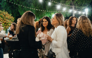 Networking durante evento corporativo en jardines de la hacienda