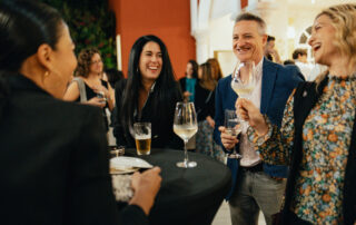 Networking durante evento corporativo en jardines de la hacienda