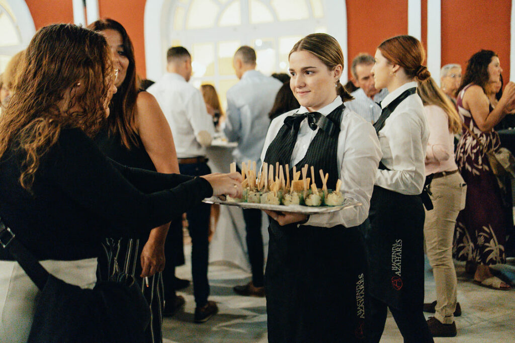 Camarero ofreciendo aperitivos durante cóctel de boda