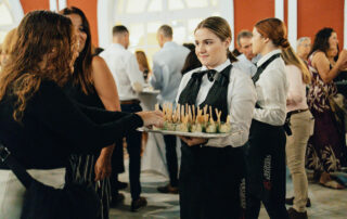 Camarero ofreciendo aperitivos durante cóctel de boda