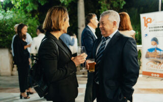 Asistentes participando en evento empresarial en hacienda de eventos