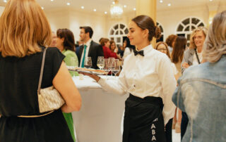 Presentación de aperitivos y catering para evento en hacienda de celebraciones en Sevilla