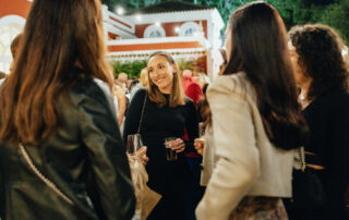 Invitados disfrutando del cóctel en los jardines de Hacienda Azahares en Sevilla