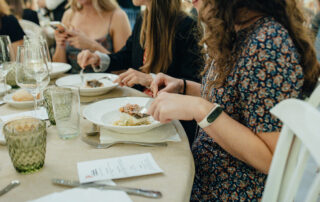 Evento corporativo con invitados en salón de la hacienda