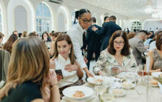 Personal de sala sirviendo platos durante el banquete de evento