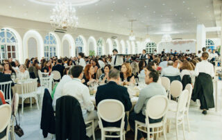 Personal de sala sirviendo platos durante el banquete de evento