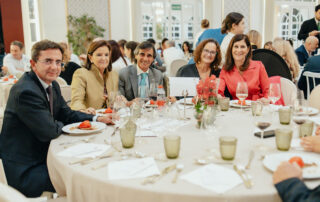 Personal de sala sirviendo platos durante el banquete de evento
