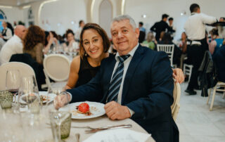 Personal de sala sirviendo platos durante el banquete de evento