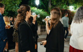 Personal de sala sirviendo platos durante el banquete de evento