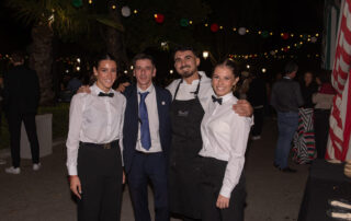 Servicio de catering atendiendo a los invitados en jardín
