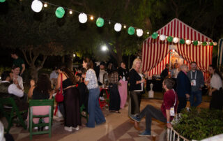 Espacio exterior ajardinado ideal para eventos y celebraciones