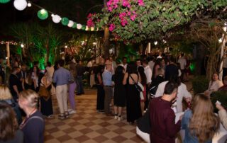 Espacio exterior ajardinado ideal para eventos y celebraciones