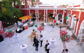 Personal organizador revisando el montaje del evento en Hacienda Azahares en el Aljarafe sevillano
