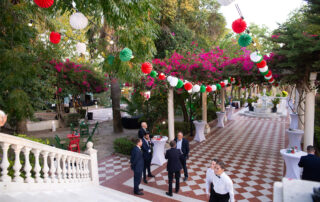 Personal organizador revisando el montaje del evento en Hacienda Azahares en el Aljarafe sevillano