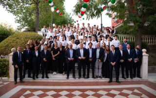 Personal organizador revisando el montaje del evento en Hacienda Azahares en el Aljarafe sevillano