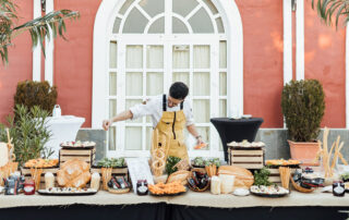 Montaje de mesa de aperitivos para cóctel de boda en Hacienda Azahares en Sevilla