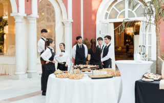 Montaje de mesa de aperitivos para cóctel de boda en Hacienda Azahares en Sevilla