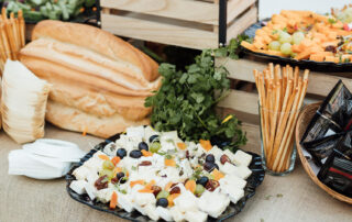 Montaje de mesa de aperitivos para cóctel de boda en Hacienda Azahares en Sevilla
