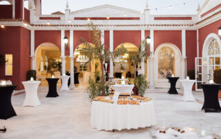 Montaje de mesa de aperitivos para cóctel de boda en Hacienda Azahares en Sevilla