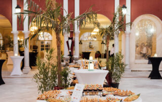 Montaje de mesa de aperitivos para cóctel de boda en Hacienda Azahares en Sevilla