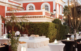Montaje de mesa de aperitivos para cóctel de boda en Hacienda Azahares en Sevilla