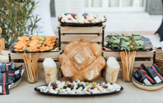 Presentación de aperitivos y catering para evento en hacienda de celebraciones en Sevilla