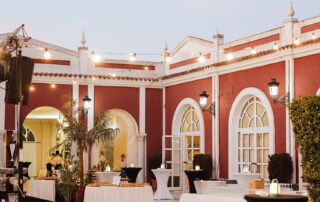 Montaje de mesa de aperitivos para cóctel de boda en Hacienda Azahares en Sevilla