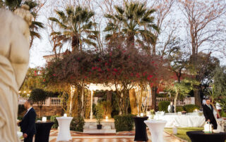 Montaje de mesa de aperitivos para cóctel de boda en Hacienda Azahares en Sevilla