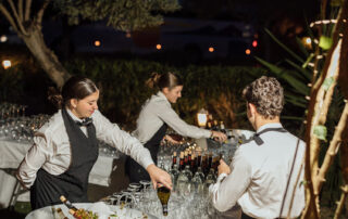 Montaje de mesa de aperitivos para cóctel de boda en Hacienda Azahares en Sevilla