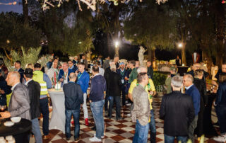 Invitados degustando aperitivos en el jardín durante el cóctel en Hacienda Azahares