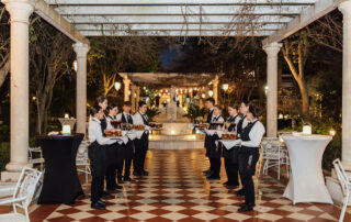 Camareros atendiendo a los invitados durante una celebración en Hacienda Azahares en Sevilla