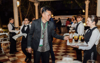 Camareros atendiendo a los invitados durante una celebración en Hacienda Azahares en Sevilla
