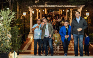 Camareros atendiendo a los invitados durante una celebración en Hacienda Azahares en Sevilla