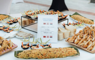 Montaje de mesa de aperitivos para cóctel en jardín de hacienda de eventos en Sevilla