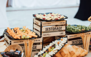 Montaje de mesa de aperitivos para cóctel en jardín de hacienda de eventos en Sevilla