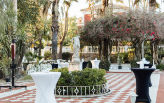 Montaje de mesa de aperitivos para cóctel de boda en Hacienda Azahares en Sevilla